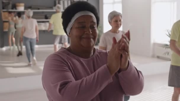 Fröhliche Afroamerikanische Seniorin Klatscht Die Hände Und Dreht Sich Während — Stockvideo