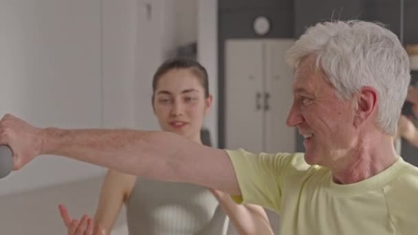 Mittlere Aufnahme Einer Persönlichen Fitnesstrainerin Die Einem Älteren Mann Bei — Stockvideo
