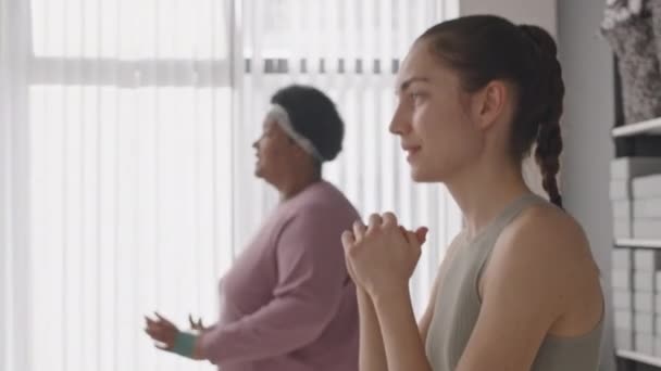 Widok Boku Młodej Kobiety Wykonującej Ćwiczenia Zespołem Oporu Podczas Treningu — Wideo stockowe