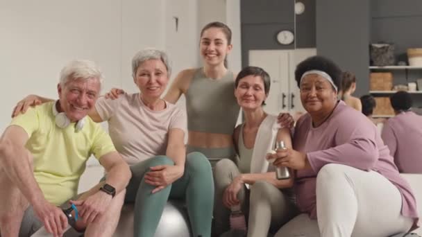 Zoom Shot Positive Multi Ethnic Senior People Young Female Fitness — Stock Video