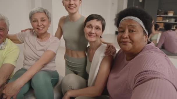 Pov Skott Gruppering Glada Äldre Människor Och Unga Kvinnliga Fitness — Stockvideo