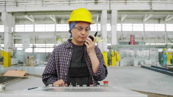 Середній Знімок Промислового Працівника Жінки Хардхаті Захисних Окулярах Стоять Контрольною — стокове відео