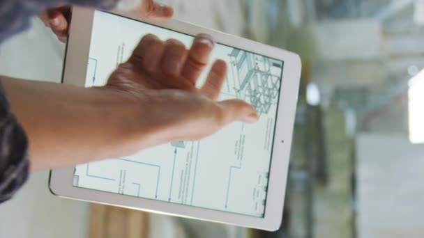 Vertikal Närbild Hand Kvinnlig Ingenjör Zoomning System Digital Tablett Och — Stockvideo