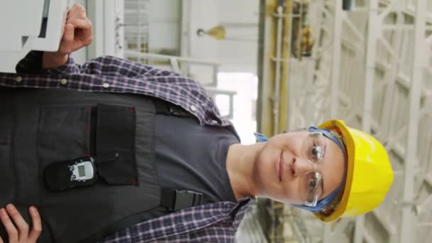 Vertikální Portrét Pracovnice Hardhat Bezpečnostních Brýlích Stojící Průmyslového Stroje Pózující — Stock video