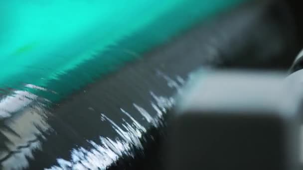 Close Shot Van Het Water Stroomt Cilindrische Deel Van Industriële — Stockvideo