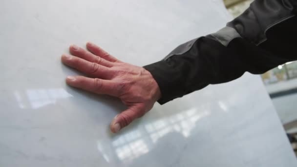 石料厂白色大理石板材光滑表面质量控制检查员手拍特写 — 图库视频影像