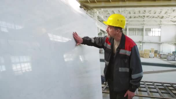 Lucrător Masculin Matur Din Fabrică Care Examinează Atinge Placa Marmură — Videoclip de stoc