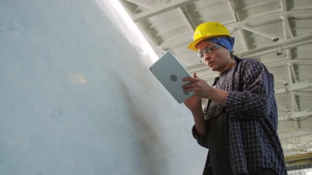 石材厂石材加工及抛光石板表面安全与硬礼帽镜片女工程师低角度拍摄 — 图库视频影像