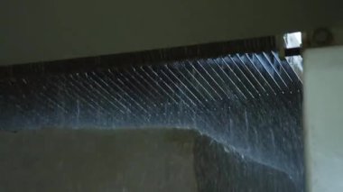 Çalışan endüstriyel makinenin düşük açılı görüntüsü taş fabrikasında mermer siyaha boyuyor.