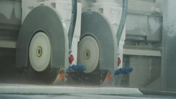 Mermer Fabrikasında Üretim Sırasında Taş Kesme Makinesinden Vurulan Hiç Kimse — Stok video
