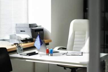 Vize merkezinde uygulaması ve dizüstü bilgisayarı olan modern yönetici işyeri