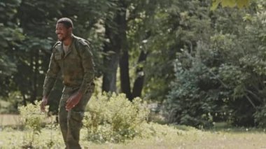 Askeri kamuflaj üniforması içinde gülümseyen Afro-Amerikan askeri neşeli küçük kızıyla tanışıyor, onu kaldırıyor ve eve dönerken etrafında dönüyor.