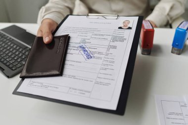 Ofisteki turistlere onaylı vize belgeleri veren uzman yakın plan