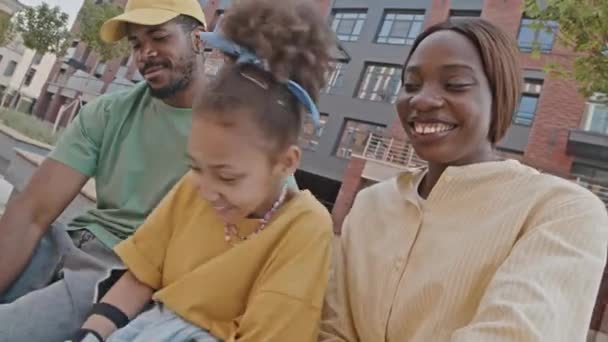 Pov Skott Glada Afroamerikanska Föräldrar Och Dotter Rullskridskor Sitter Utomhus — Stockvideo