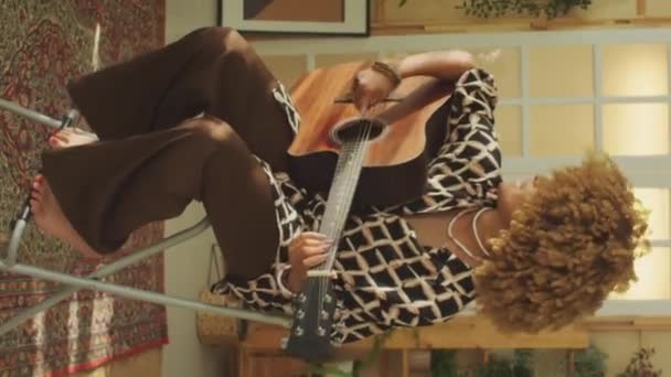 Pionowe Ujęcie Młodego Muzyka Śpiewającego Piosenkę Podczas Gry Gitarze Akustycznej — Wideo stockowe