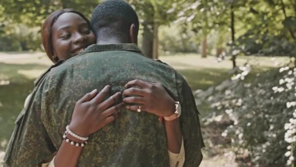 快乐的非洲裔美国女人拥抱着身着军服的丈夫 在回家后与他见面时 开心地微笑着 — 图库视频影像