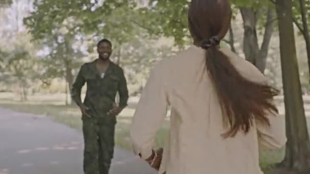 Soldado Afro Americano Feliz Uniforme Militar Correndo Direção Esposa Amada — Vídeo de Stock