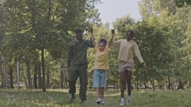 Full Length Shot Joyous Little African American Girl Κρατώντας Χέρια — Αρχείο Βίντεο