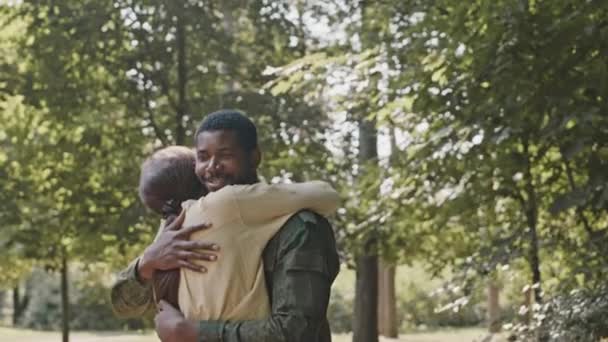 Zoom Tiro Sorrir Soldado Afro Americano Uniforme Militar Abraçando Esposa — Vídeo de Stock