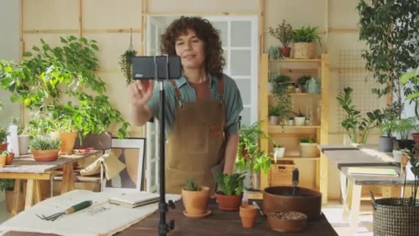 Średni Długoterminowy Strzał Wesołej Blogerki Wideo Doniczkowych Roślin Domowych Przy — Wideo stockowe