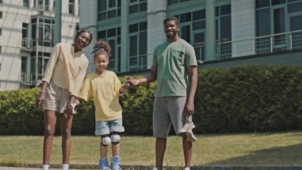 Kompletní Záběr Šťastní Afroameričtí Rodiče Drží Ruce Malou Dcerou Kolečkových — Stock video