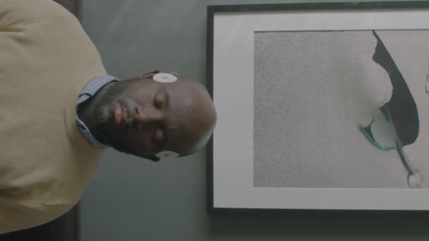 Вертикальный Снимок Черного Человека Электродами Прикреплёнными Вискам Сидящего Закрытыми Глазами — стоковое видео
