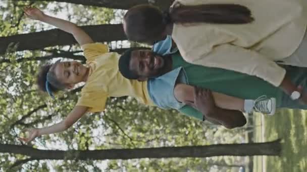 Tiro Vertical Feliz Homem Afro Americano Com Filha Pequena Seus — Vídeo de Stock