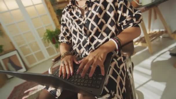Wesoły Blogerka Kobieta Odpowiadając Komentarze Zwolenników Pomocą Bezprzewodowego Laptopa Podczas — Wideo stockowe