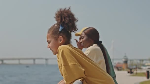 Side Visning Lille Afrikansk Amerikansk Pige Læner Sig Rækværk Urban – Stock-video