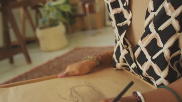 Joven Mujer Negra Usando Lápiz Mientras Dibuja Contorno Planta Sentada — Vídeos de Stock