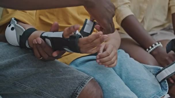 Afrika Kökenli Amerikalı Ebeveynlerin Çocuğun Dışarıda Paten Kayarken Koruyucu Bileklik — Stok video