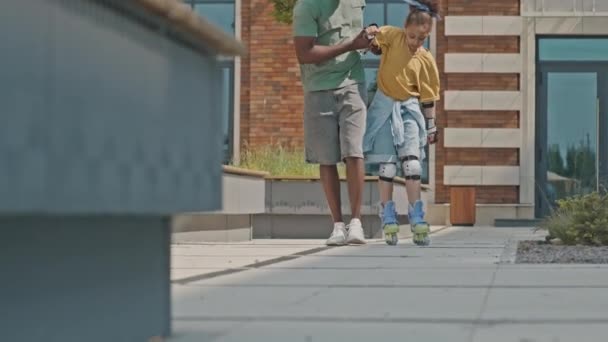 Gehakt Schot Van Kleine Zwarte Meisje Rolschaatsen Voor Eerste Keer — Stockvideo