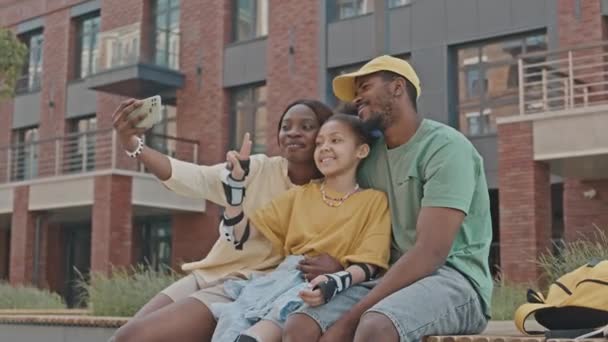 Medium Långskott Afroamerikansk Flicka Rullskridskor Och Hennes Kärleksfulla Föräldrar Ler — Stockvideo