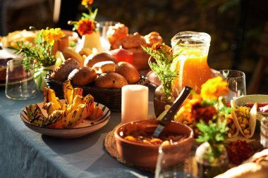 Dia de los Muertos 'u kutlamak için masadaki tatil yemeğinin yakın çekimi.