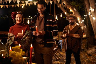 Mumları olan insanlar geleneksel tatillerinde birlikte ölen akrabalarını hatırlıyorlar.