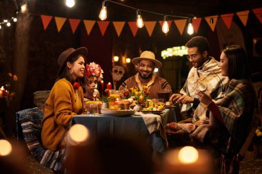 İnsanlar ölü bayramı onuruna birlikte akşam yemeği veriyorlar.