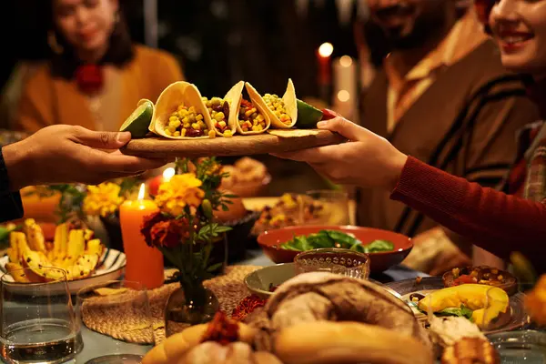Крупный План Людей Сидящих Столом Поедающих Традиционные Блюда Время Празднования — стоковое фото