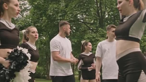 Flickor Repeterar Cheerleading Dans Med Pom Poms Samtidigt Förbereda Med — Stockvideo