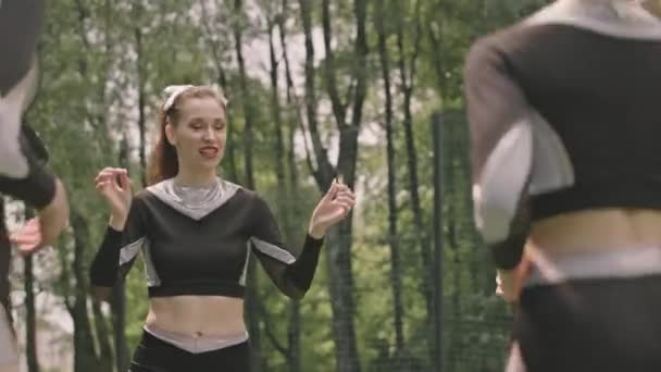 Cheer Girls Sportowych Mundurkach Uśmiecha Się Czatuje Ćwiczy Kapitanem Drużyny — Wideo stockowe