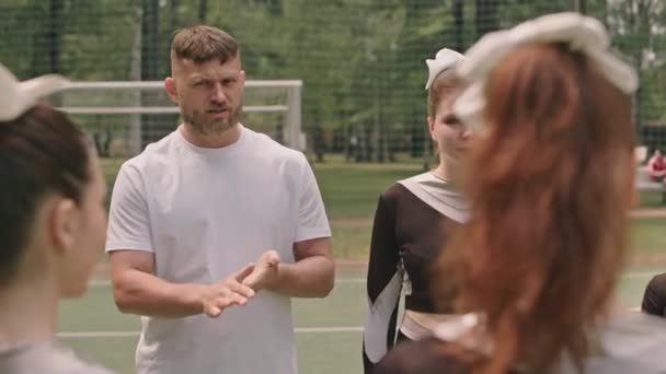 Profesionální Trenér Stojí Venku Fotbalovém Hřišti Dává Pokyny Roztleskávání Dívek — Stock video