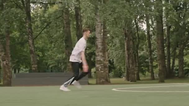 Πλήρης Εικόνα Του Νεαρού Άνδρα Μαζορέτα Εκτελεί Cartwheel Και Backflip — Αρχείο Βίντεο