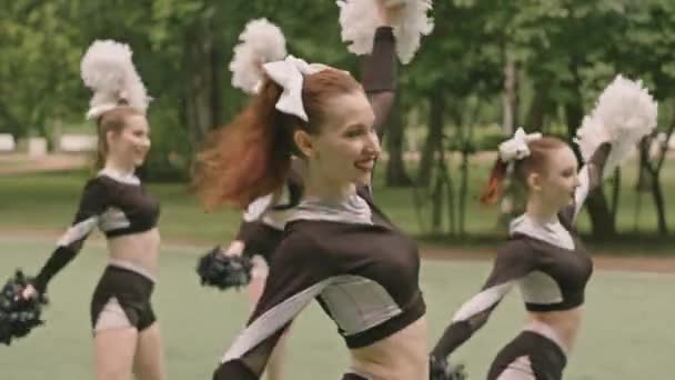 Група Молодих Вболівальників Спортивній Формі Танцює Помпонами Посміхається Під Час — стокове відео