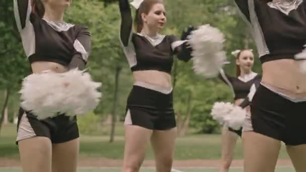 Cheerleading Truppe Uniform Tanzt Mit Pompons Bei Auftritt Auf Sportplatz — Stockvideo