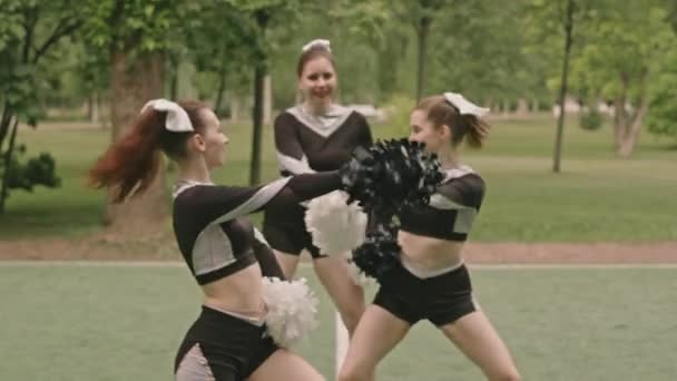 Підбадьорити Дівчат Уніформі Стоячи Черзі Один Одним Посміхаючись Камеру Танцюючи — стокове відео
