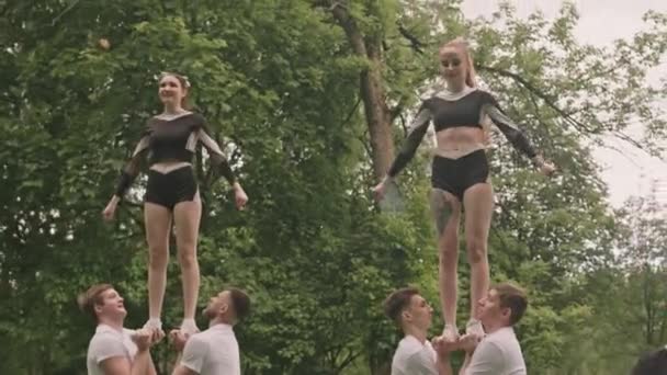 Pochylić Się Strzał Cheerleaderek Wykonujących Stunt Partnerski Bazowymi Sportowcami Podczas — Wideo stockowe