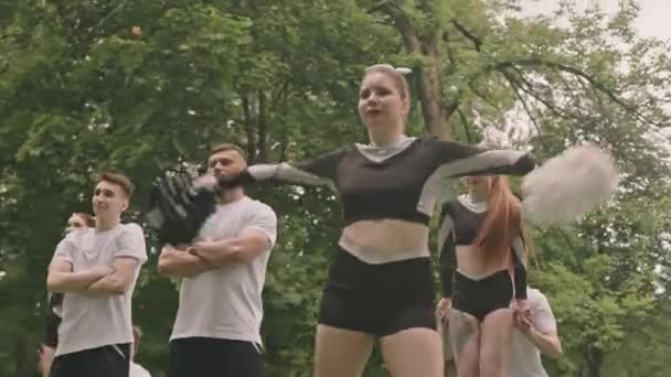 Laaghoekige Boogopname Van Jonge Cheerleaders Uniform Dansen Met Pompons Terwijl — Stockvideo