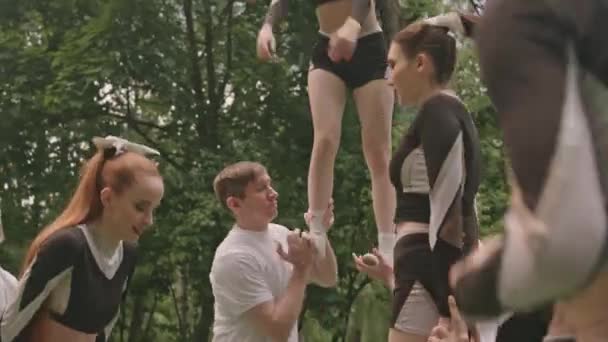 Cheerleading Team Gör Två Höga Pyramid Medan Öva Stunts Tillsammans — Stockvideo