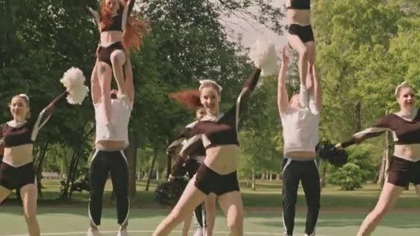 Наклоните Медленный Снимок Девочек Танцующих Помпонами Время Товарищи Команде Выполняют — стоковое видео