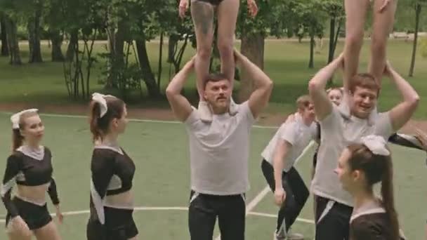 Gruppe Männlicher Und Weiblicher Cheerleader Die Pyramide Spielen Dann Lächeln — Stockvideo