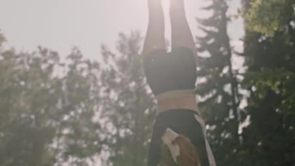 Flyer Κορίτσι Εκτελεί Handstand Και Γυρίζοντας Στον Αέρα Βοήθεια Του — Αρχείο Βίντεο